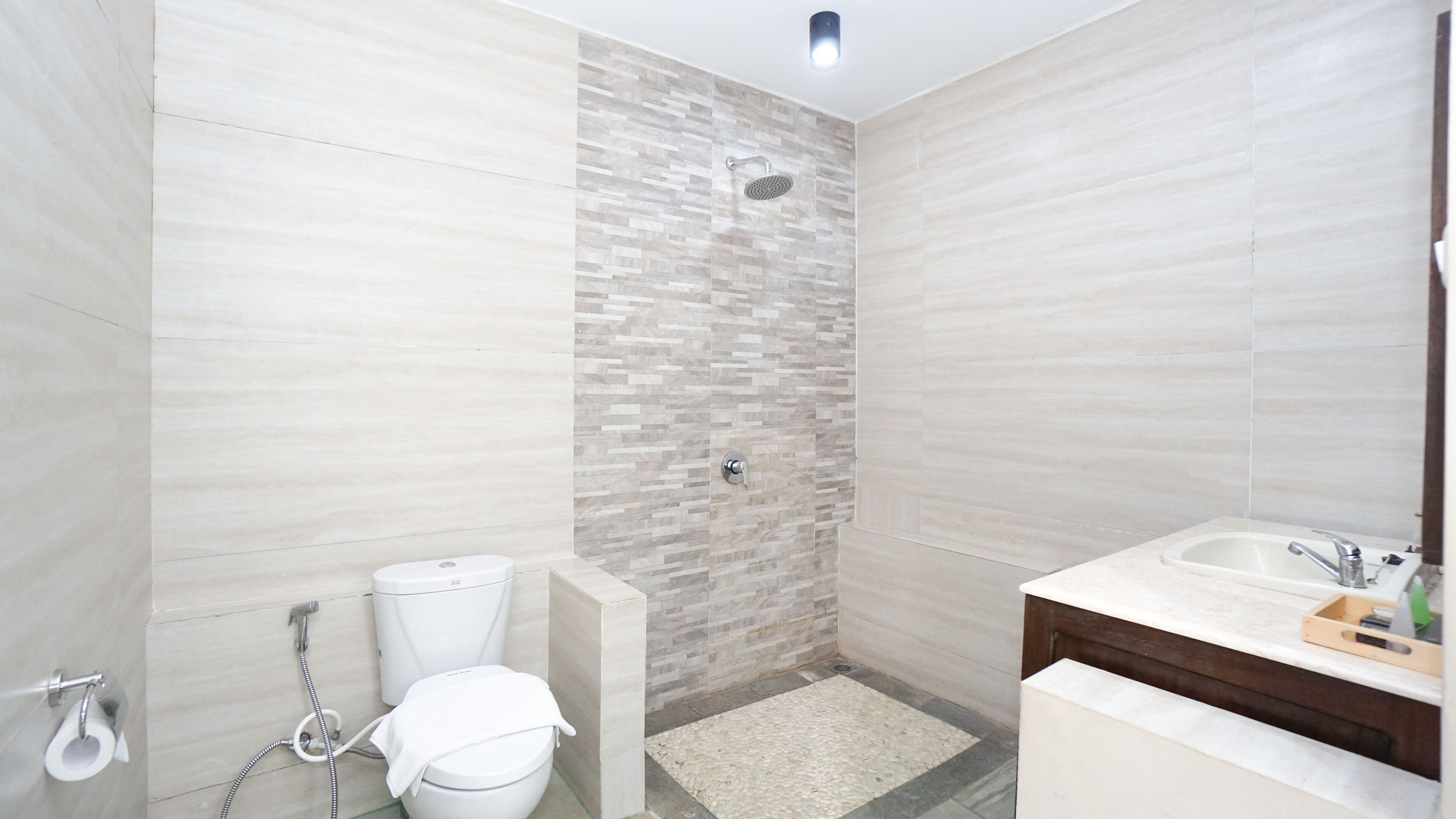 Ein modernes Badezimmer mit Dusche, Toilette und Waschbecken.