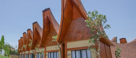 2 bedrooms, premium bedding, blackout curtains, soundproofing