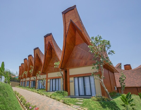 2 bedrooms, premium bedding, blackout curtains, soundproofing