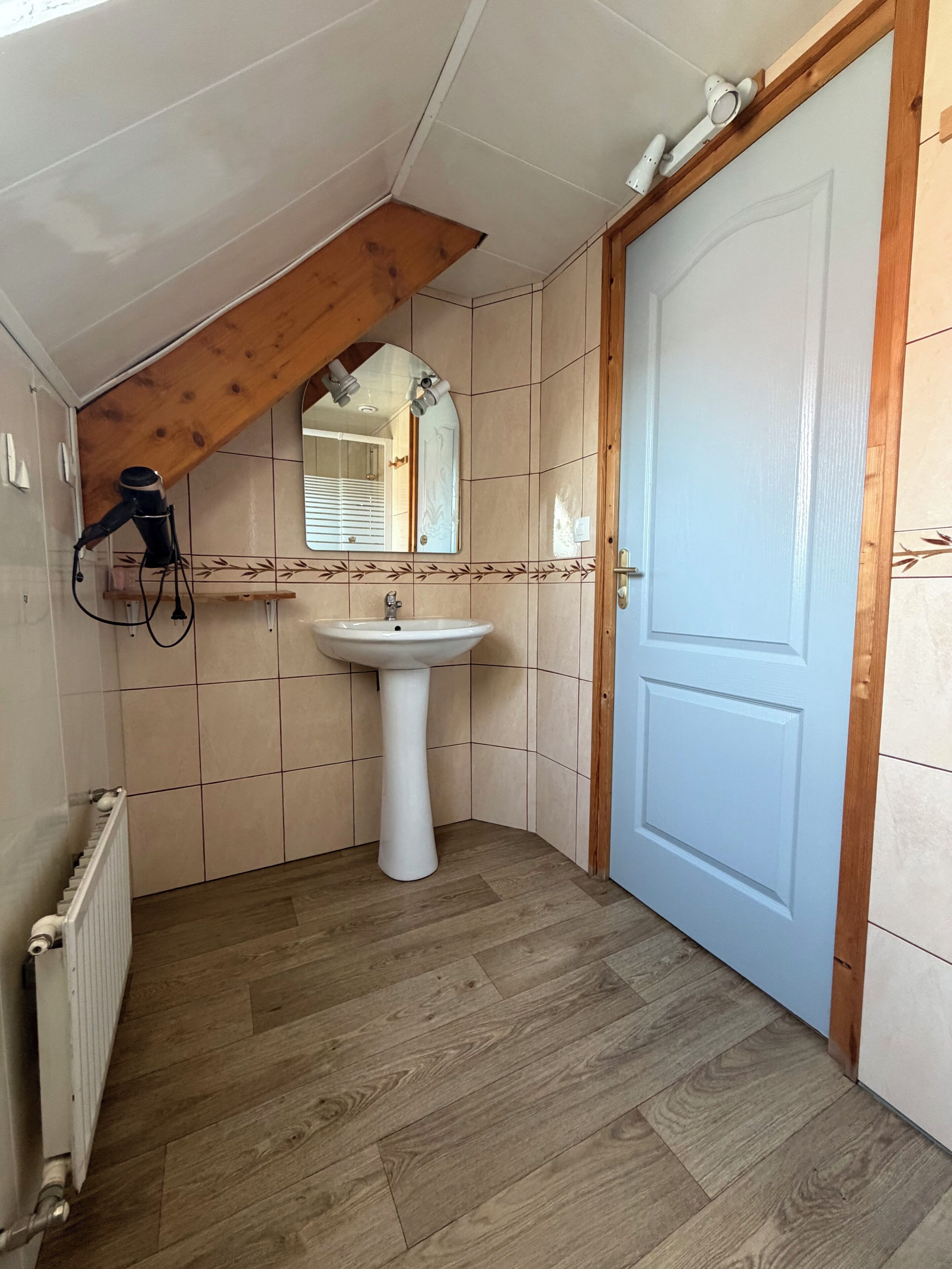 Douche, sèche-cheveux, serviettes fournies, papier toilette