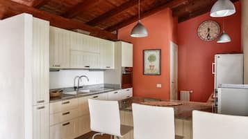 Frigorifero, microonde, forno, piano cottura