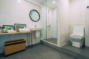 Duschwanne, Haartrockner, Handtücher, Seife