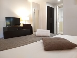 Chambre classique double | Coffre-fort, bureau, accĂšs au Wi-Fi (inclus), literie fournie
