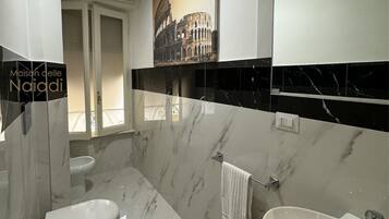 Pancuran mandi, pengering rambut, bidet, tuala disediakan