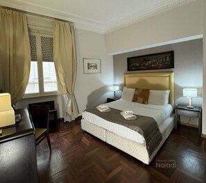 Chambre Confort, 1 chambre | Coffre-fort, bureau, accĂšs au Wi-Fi (inclus), literie fournie