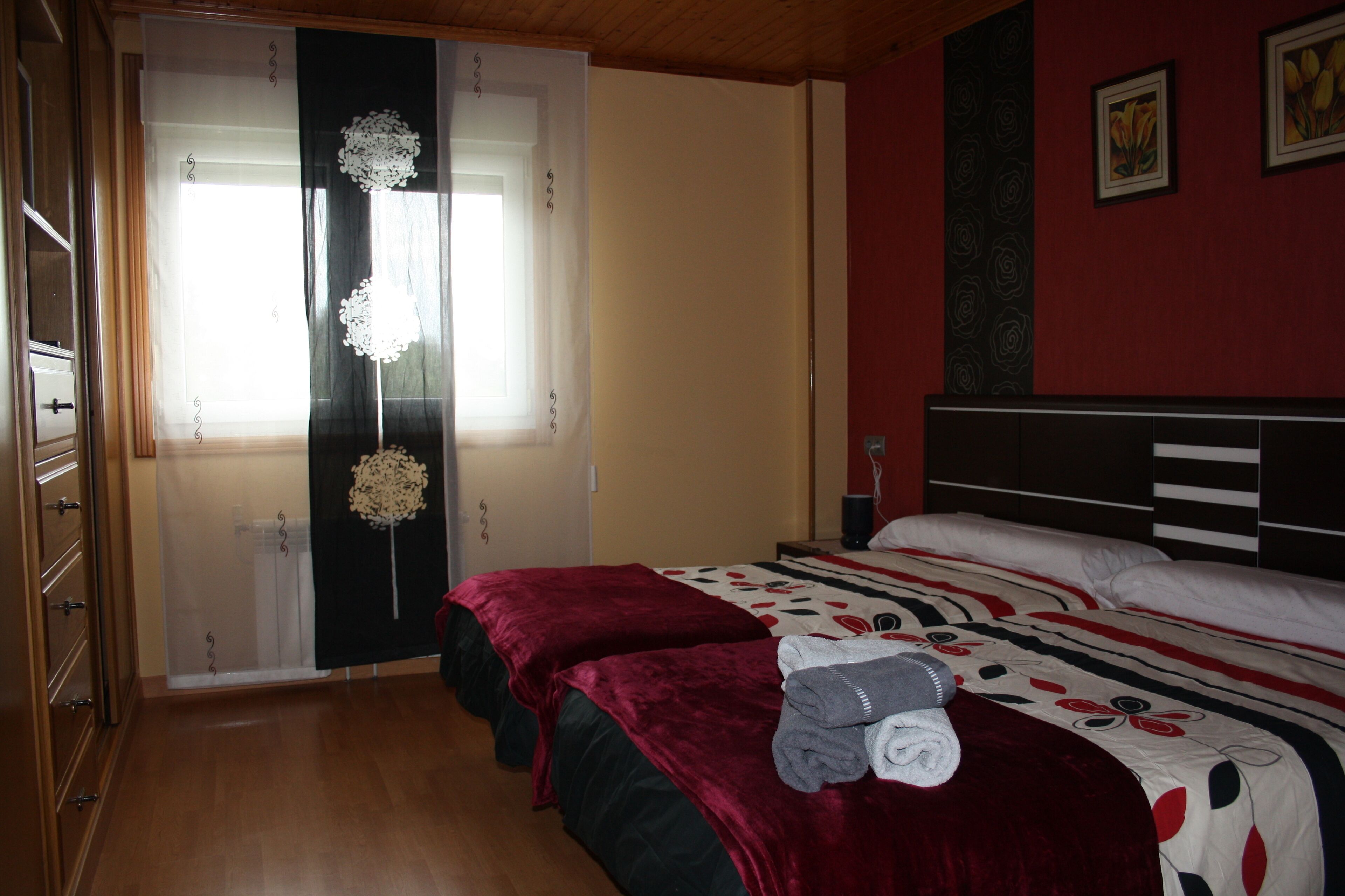 4 室のベッドルーム、アイロン / アイロン台、WiFi (無料)、ベッドシーツ