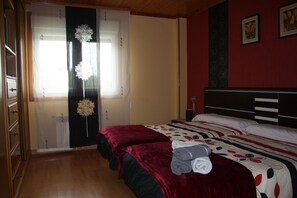 4 slaapkamers, een strijkplank/strijkijzer, gratis wifi, beddengoed