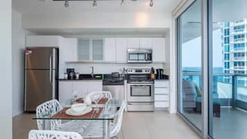 Geladeira, micro-ondas, fogão, cooktop