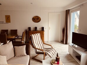 Fernseher, DVD-Player, Bücher, Stereoanlage