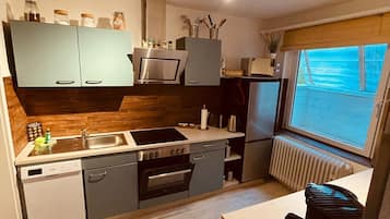 Kühlschrank, Mikrowelle, Ofen, Herdplatte