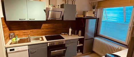 Réfrigérateur, micro-ondes, four, plaque de cuisson