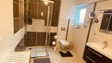 Dusche, Haartrockner, Handtücher, Seife
