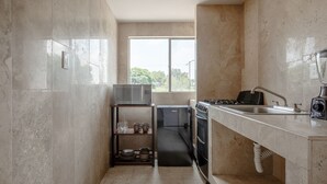 Apartamento superluxo | Cozinha privada | Geladeira, fogão, cooktop, lava-louças