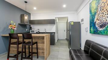 Geladeira, micro-ondas, cafeteira/chaleira, torradeira