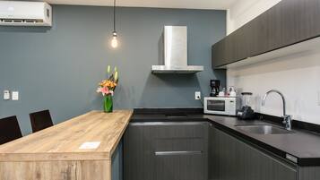 Geladeira, micro-ondas, cafeteira/chaleira, torradeira