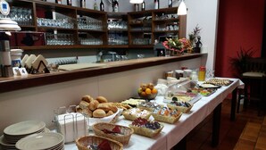 A buffet setup with various food items, plates, and baskets. - Restaurant El Greco (Gundelfingen an der Donau)