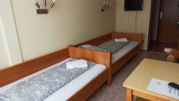 Phòng, phòng tắm dùng chung | Minibar, bàn, màn/rèm cản sáng, truy cập Internet không dây miễn phí