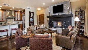 House | Living room | TV, fireplace - Hummingbird A-102 (Avon)