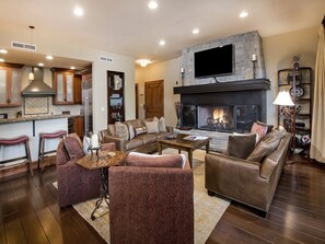 單棟房屋 | 客廳 | 電視、壁爐