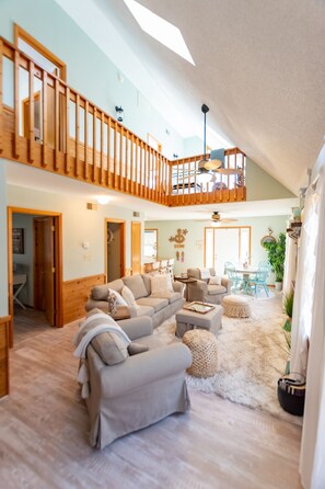 Smart TV, DVD player, foosball, video library - Private Pool🏊‍♂️ Hot Tub⛱ Walk or Bike to Beach🌊Soundview, Privacy Fence (Kill Devil Hills)