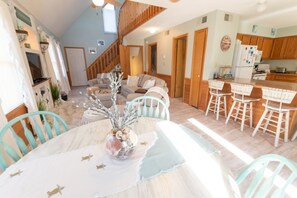 Smart TV, DVD player, table football, video library - Private Pool🏊‍♂️ Hot Tub⛱ Walk or Bike to Beach🌊Soundview, Privacy Fence (Kill Devil Hills)