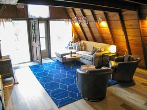 Smart TV, fireplace, DVD player