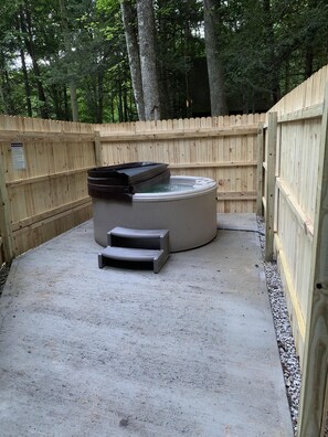 Outdoor spa tub - Chalet with Hot Tub & Pet Friendly (Summersville)