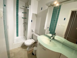 Douche, sĂšche-cheveux