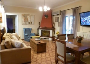 TV, fireplace