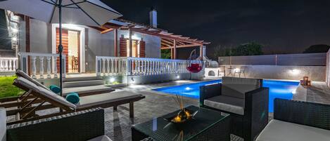 Een binnenzwembad, een buitenzwembad