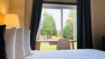 Economy Room, 1 Queen Bed, Shared Bathroom | Premium bedding, soundproofing, free WiFi