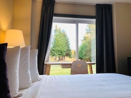 Ropa de cama de alta calidad, sistema de insonorización y wifi gratis
