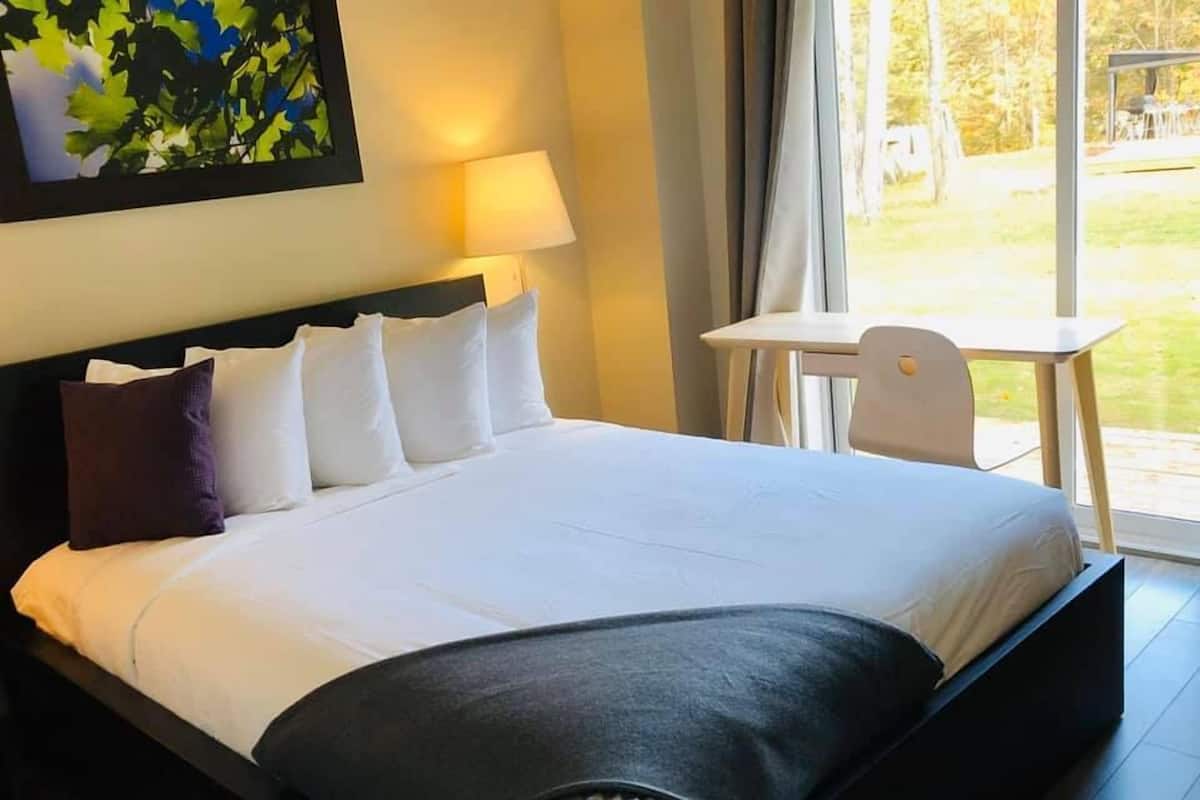 Habitación económica, 1 cama de matrimonio, baño compartido | 1 dormitorio y ropa de cama de alta calidad