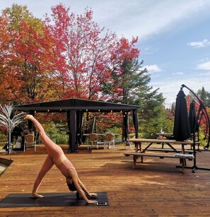 A yoga mat on a wooden deck with a gazebo in the background. - Oberge Inn hotel - Nature, rivière, village  (Val David)