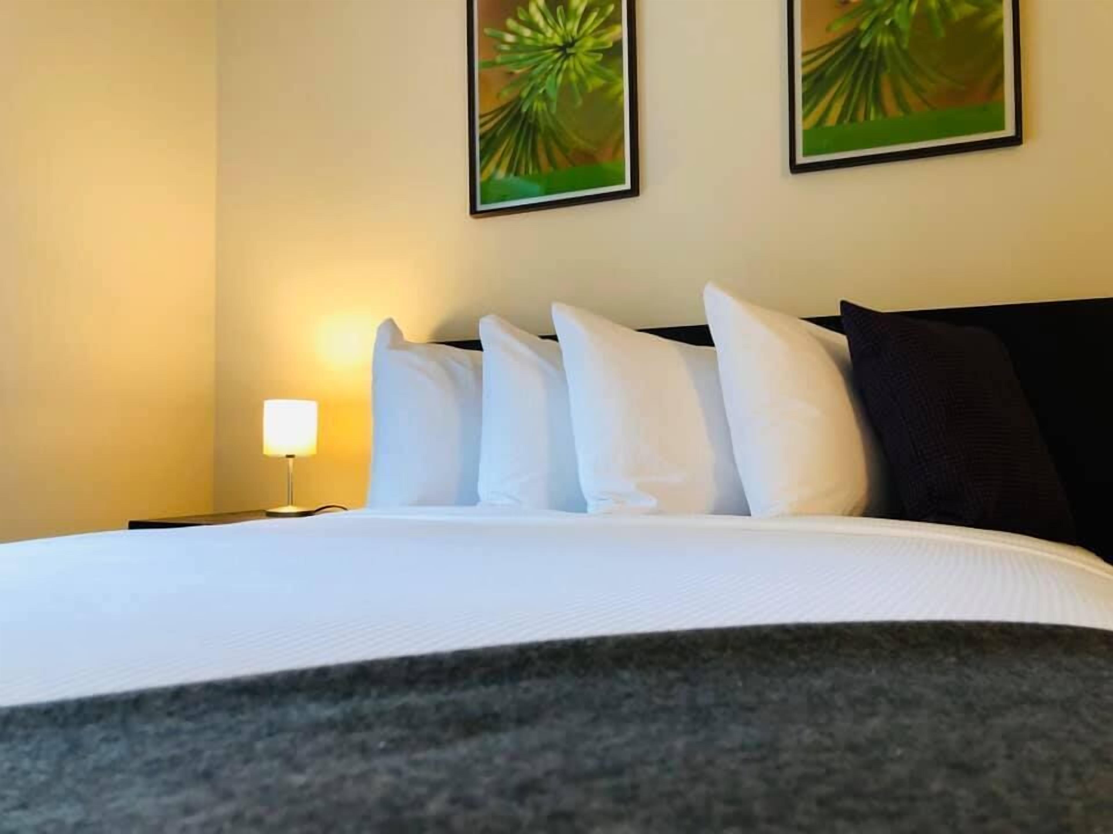 Ropa de cama de alta calidad, sistema de insonorización y wifi gratis 