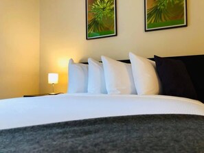Habitación económica, 1 cama de matrimonio, baño compartido | Ropa de cama de alta calidad, sistema de insonorización, wifi gratis