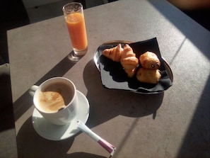 Free daily continental breakfast - L'auberge des sens (Le Mas)