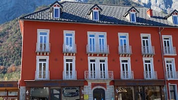 Vista frontal de la propiedad