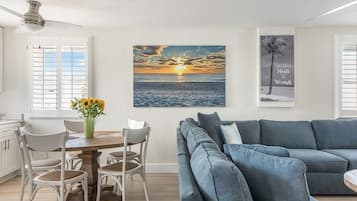 Smart-TV, bøker og kontorer