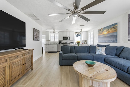 Smart TV, books, offices. Waterfront Getaway, a Boating Paradise