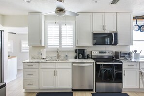 Een koelkast, een microgolfoven, een oven, een kookplaat