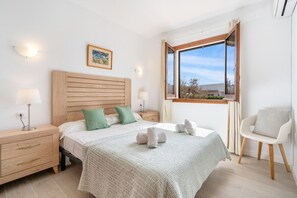 4 bedrooms, desk, iron/ironing board, WiFi