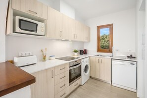 Jääkaappi, mikroaaltouuni, uuni, liesi