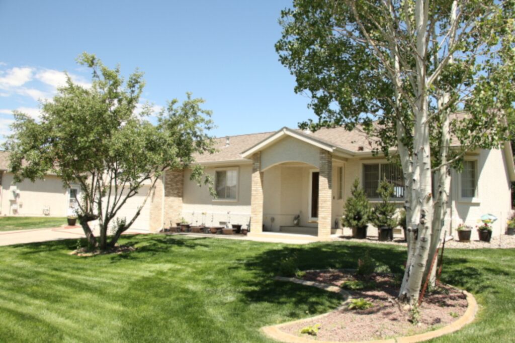 A Very Eclectic Décor Galore Cozy Home Near Orchards, Wineries, and Mountains