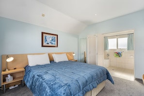 2 bedrooms, iron/ironing board, WiFi