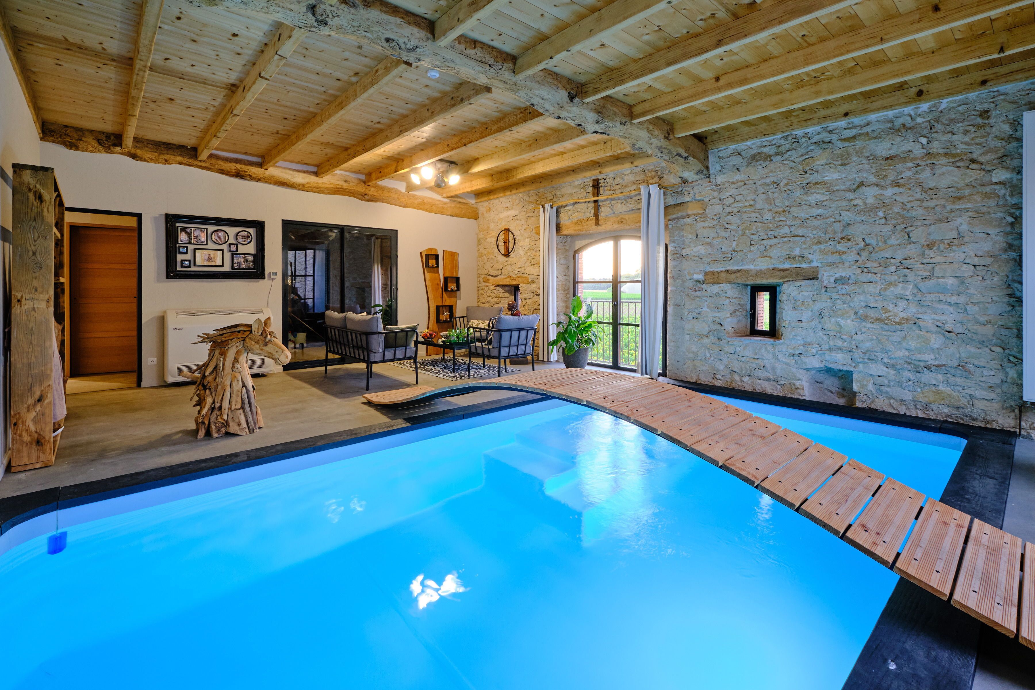Una piscina techada, una piscina climatizada