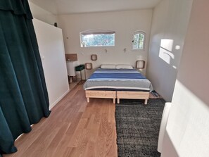 6 habitaciones, tabla de planchar con plancha y cuna de viaje 