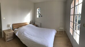 6 bedrooms, iron/ironing board, travel crib, bed sheets