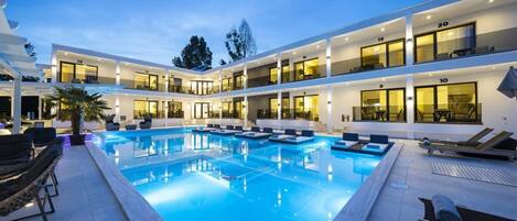 Piscine extérieure (ouverte en saison), chaises longues