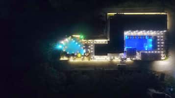 Alberca al aire libre por temporada y camastros
